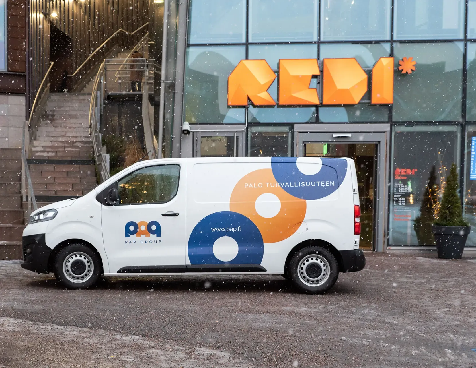 PAP Groupin huoltoauto kauppakeskuksen edessä